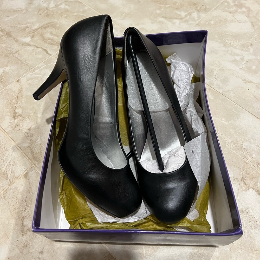 New in Box Madden Girl Black Pari Pumps
